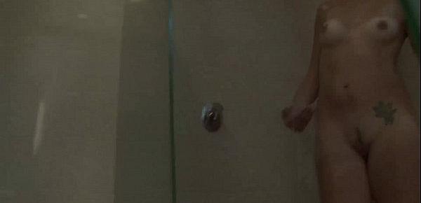  Masturbandose en la ducha